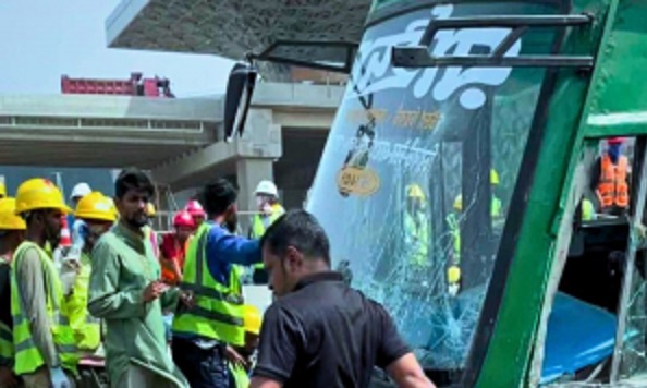 তৃতীয় টার্মিনালের বাউন্ডারি ভেঙে রাইদা পরিবহনের বাস,ইঞ্জিনিয়ার নিহত